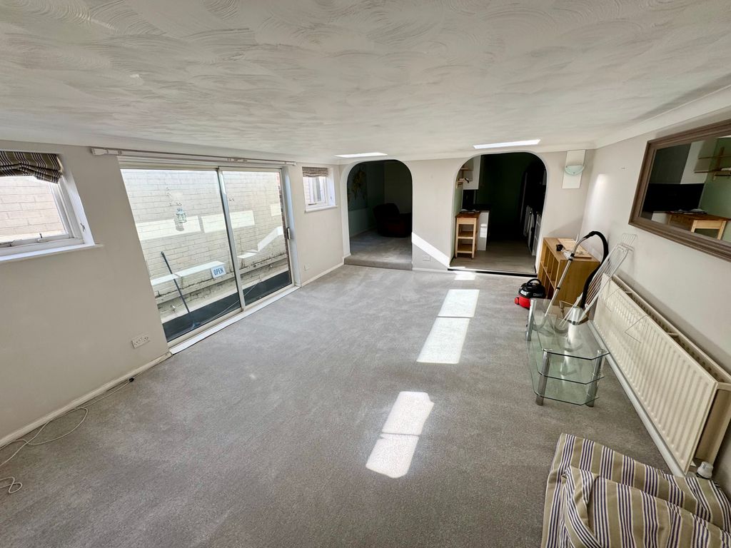 Property photo 1 of 7 19B Woodbridge Road - Living Room