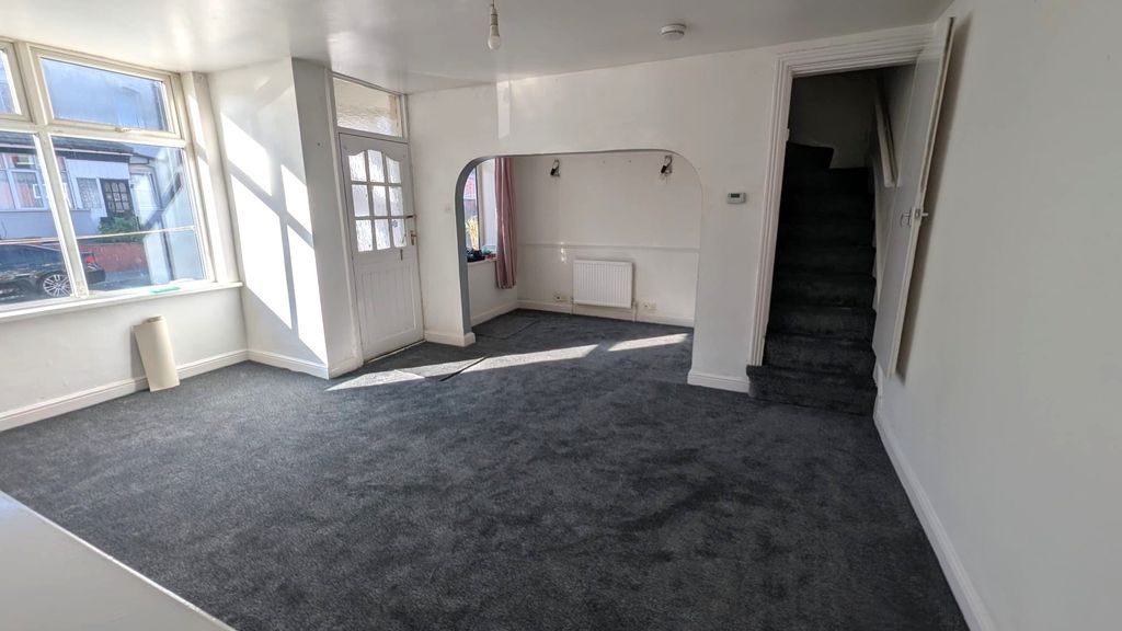 Property photo 2 of 12 7