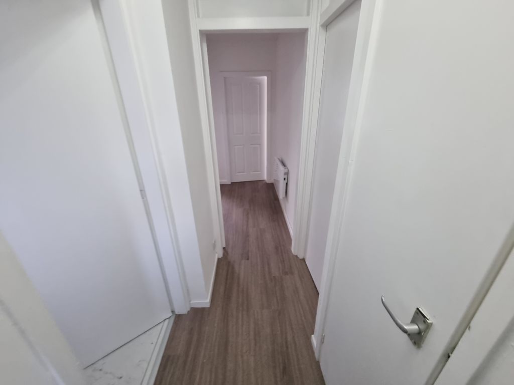 Property photo 2 of 9 Hallway
