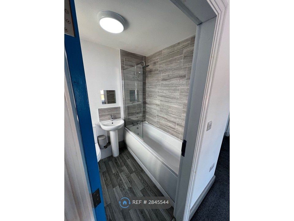 Property photo 3 of 11 Ensuite - Bedroom 10