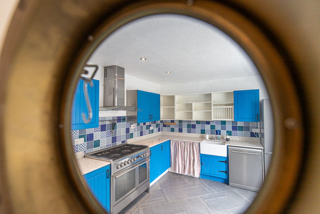 Property photo 3 of 45