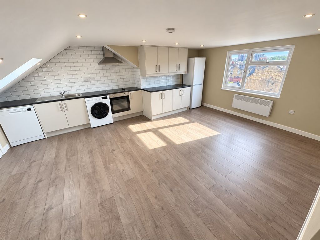 Property photo 1 of 3 1 Bed Flat To Rent High Road, Wood Green N22