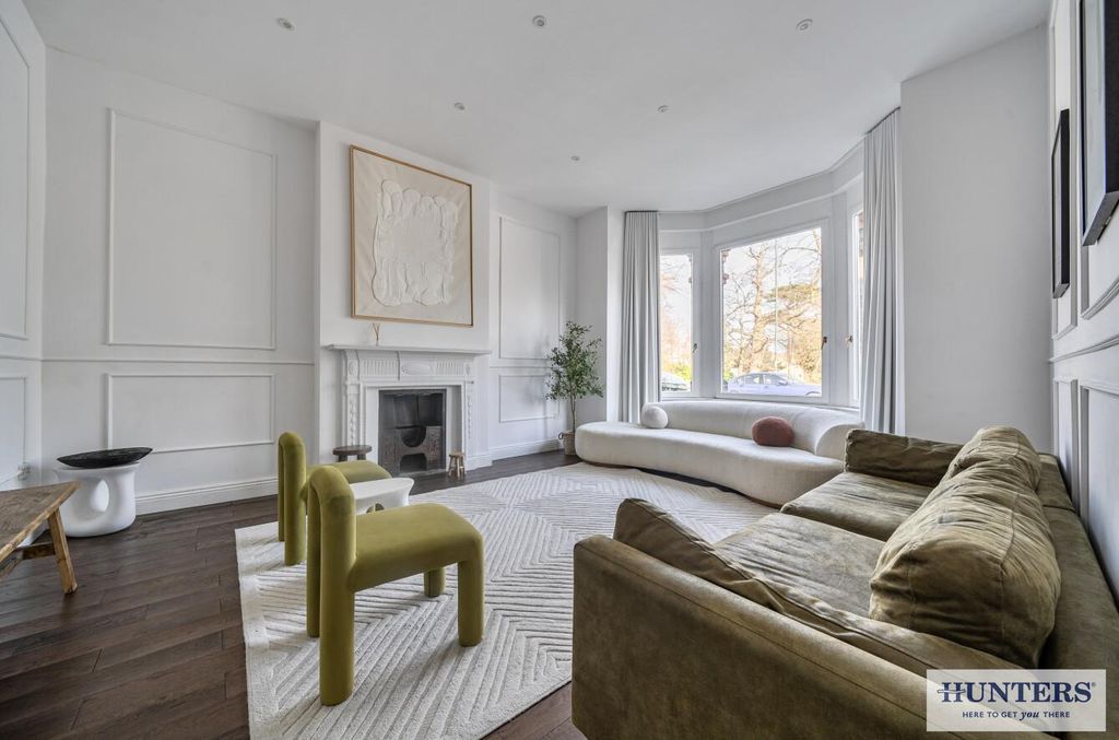 Property photo 2 of 41 Lounge