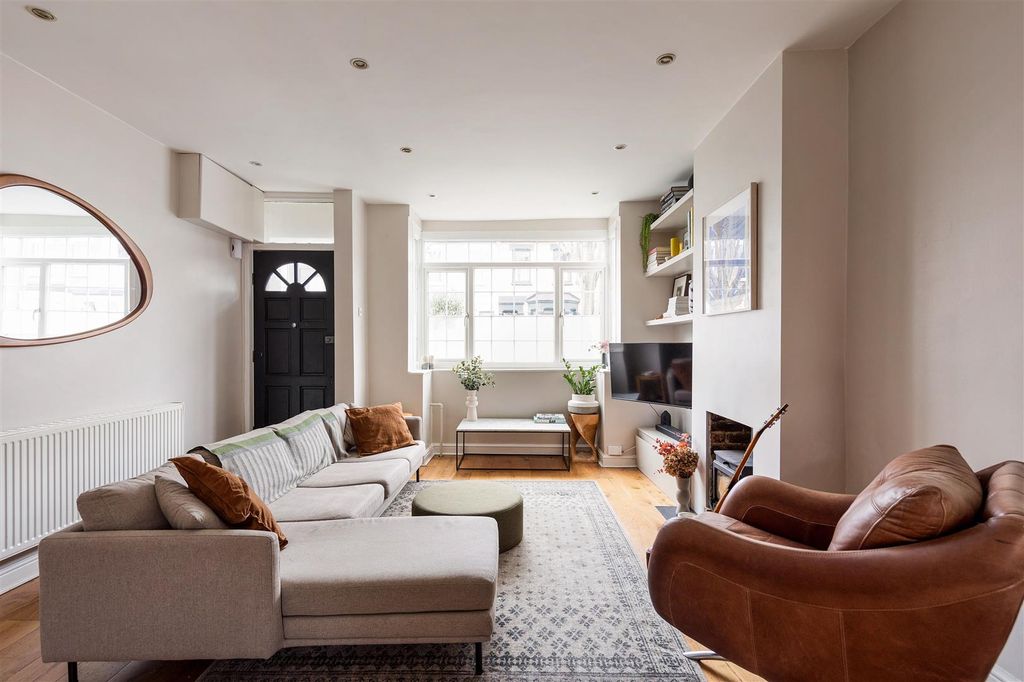 Property photo 2 of 48 Ridley Road E7