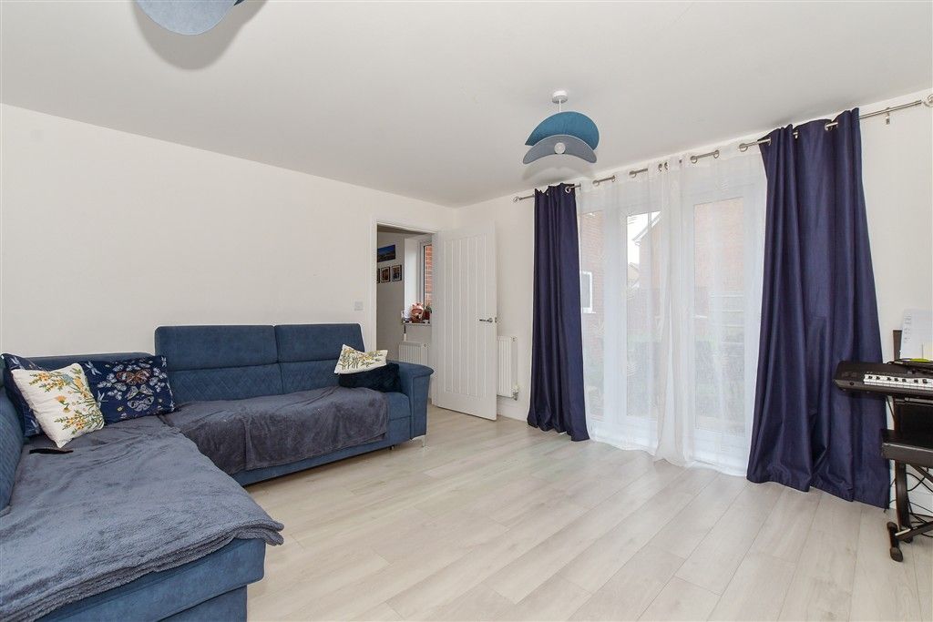 Property photo 3 of 7 Lounge