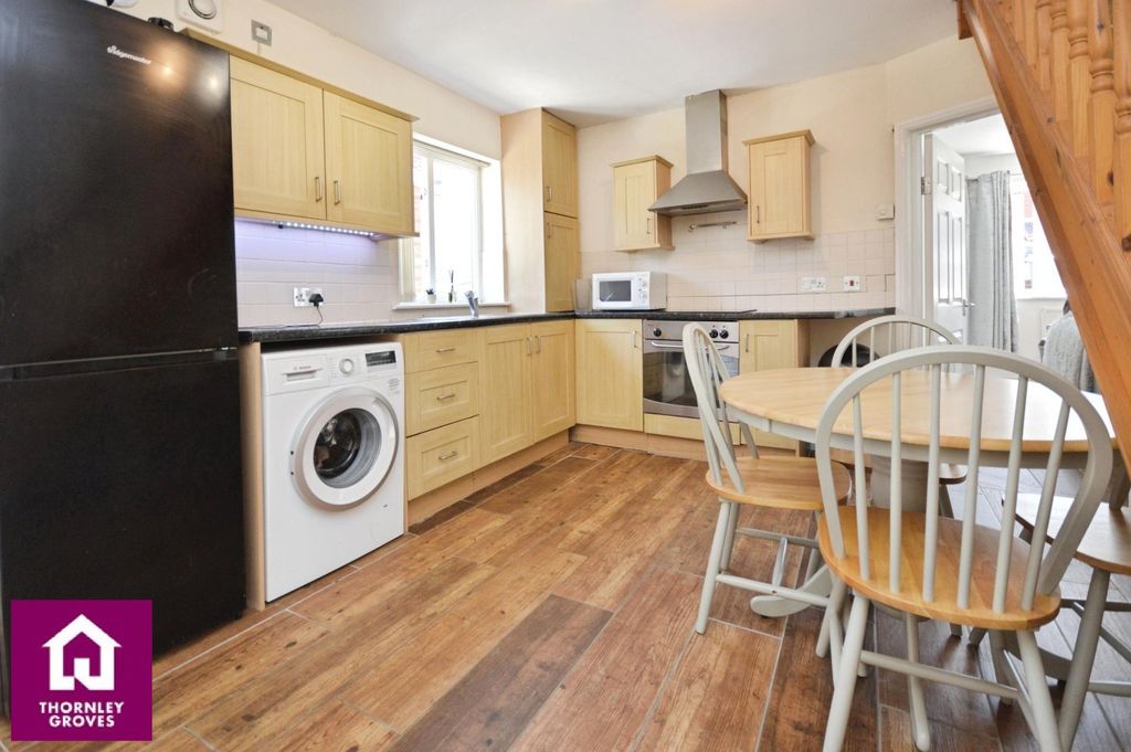 Property photo 3 of 17 Kitchen