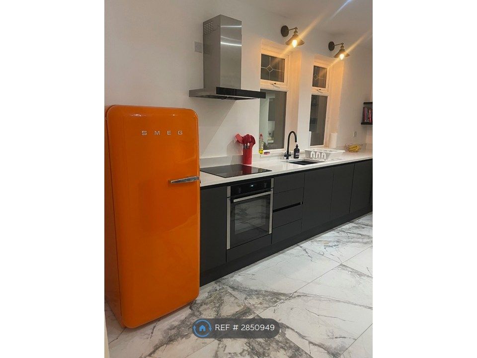 Property photo 1 of 16 Renovated Kitchen With Under Floor Heating