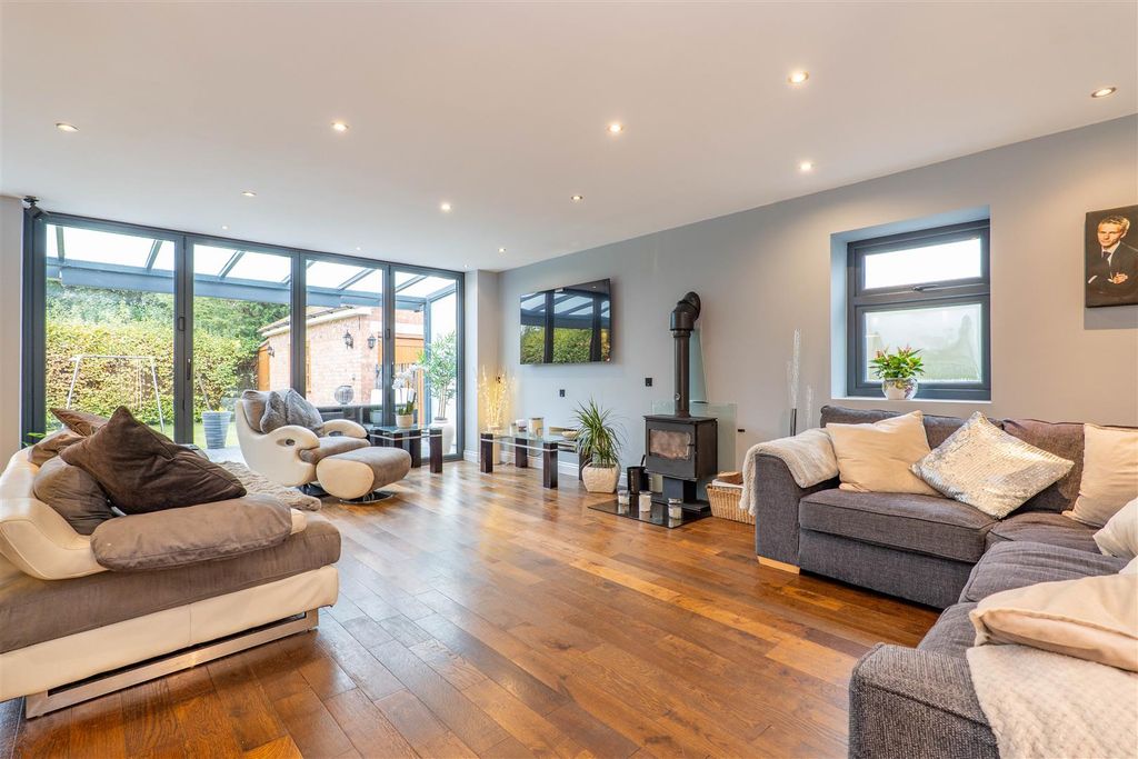 Property photo 2 of 33 Kitchen/Breakfast/Family Room