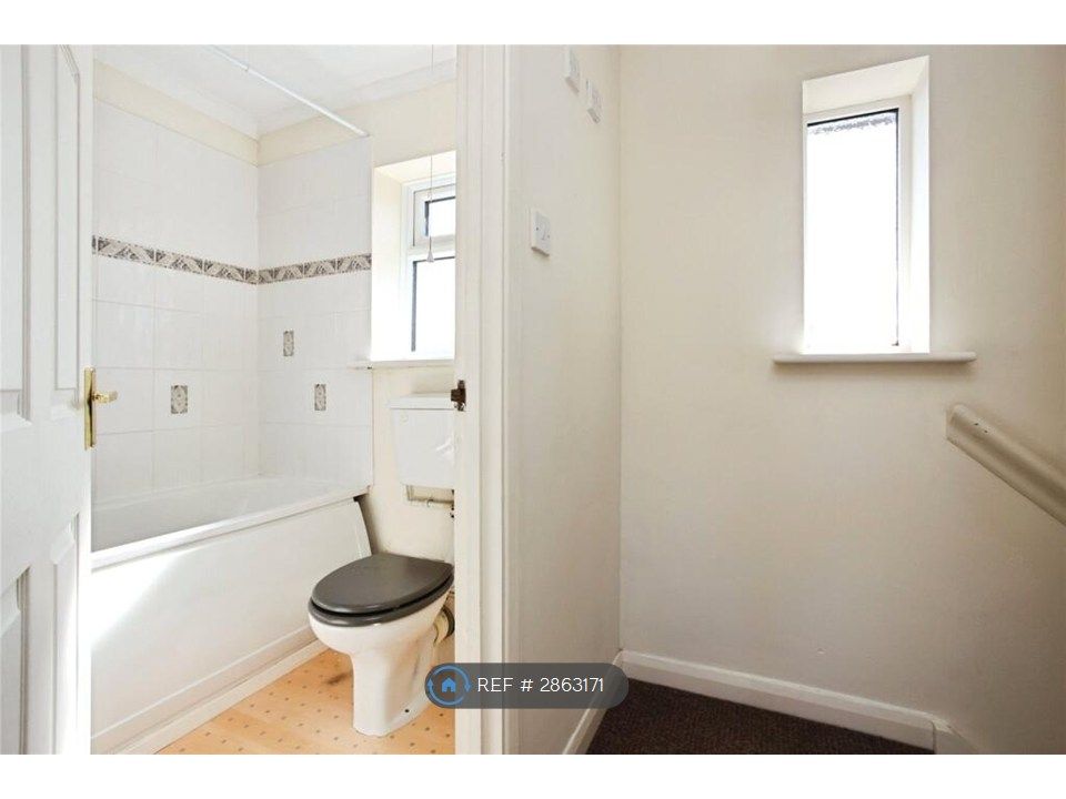 Property photo 2 of 17 Bathroom