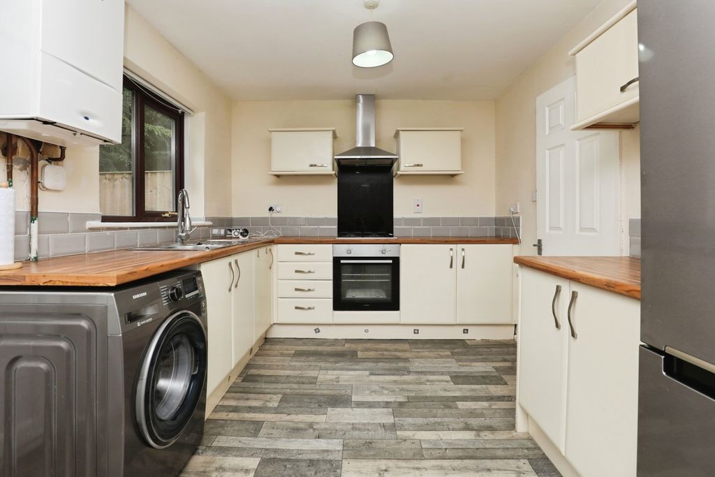 Property photo 2 of 8 Kitchen