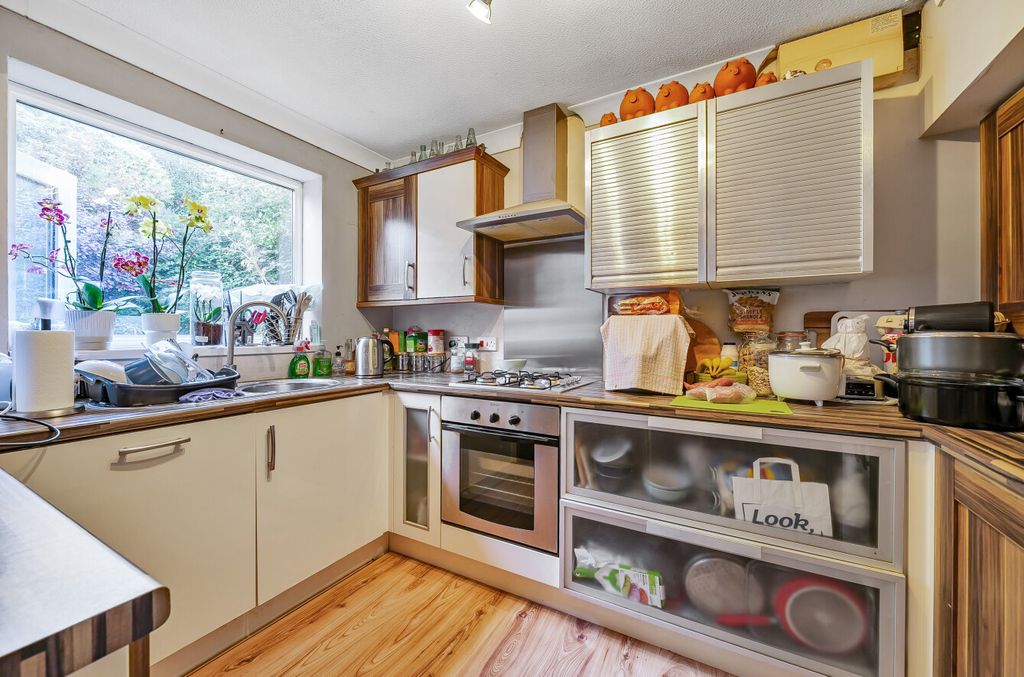 Property photo 3 of 11 Kitchen