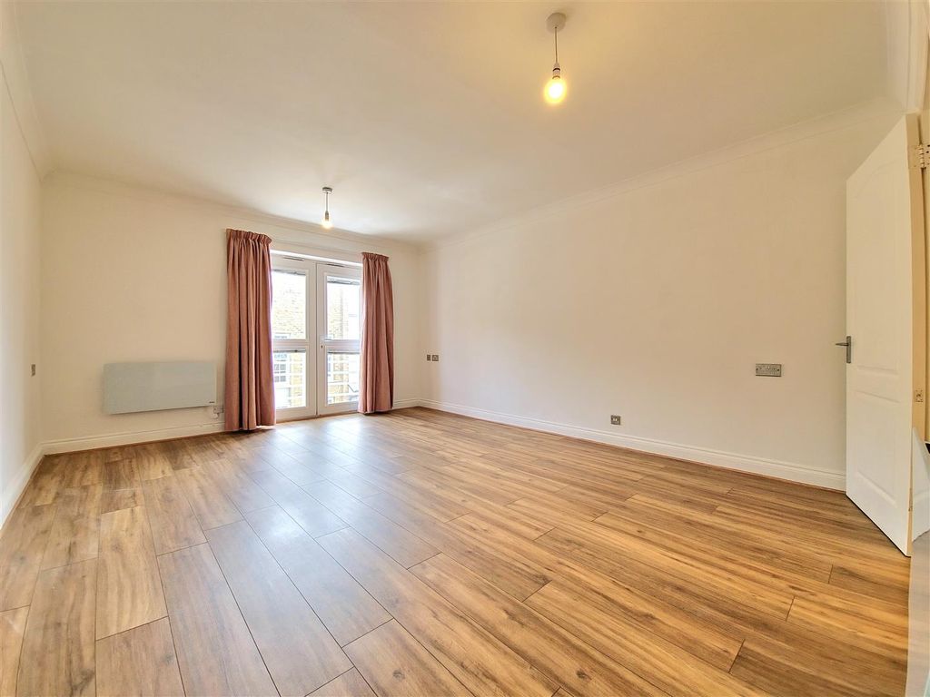 Property photo 3 of 11 Living Room