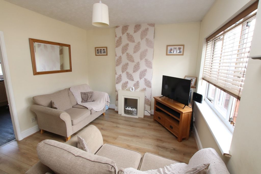 Property photo 3 of 11 Lounge Photo 2