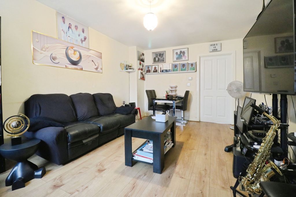 Property photo 3 of 19 Photo 7