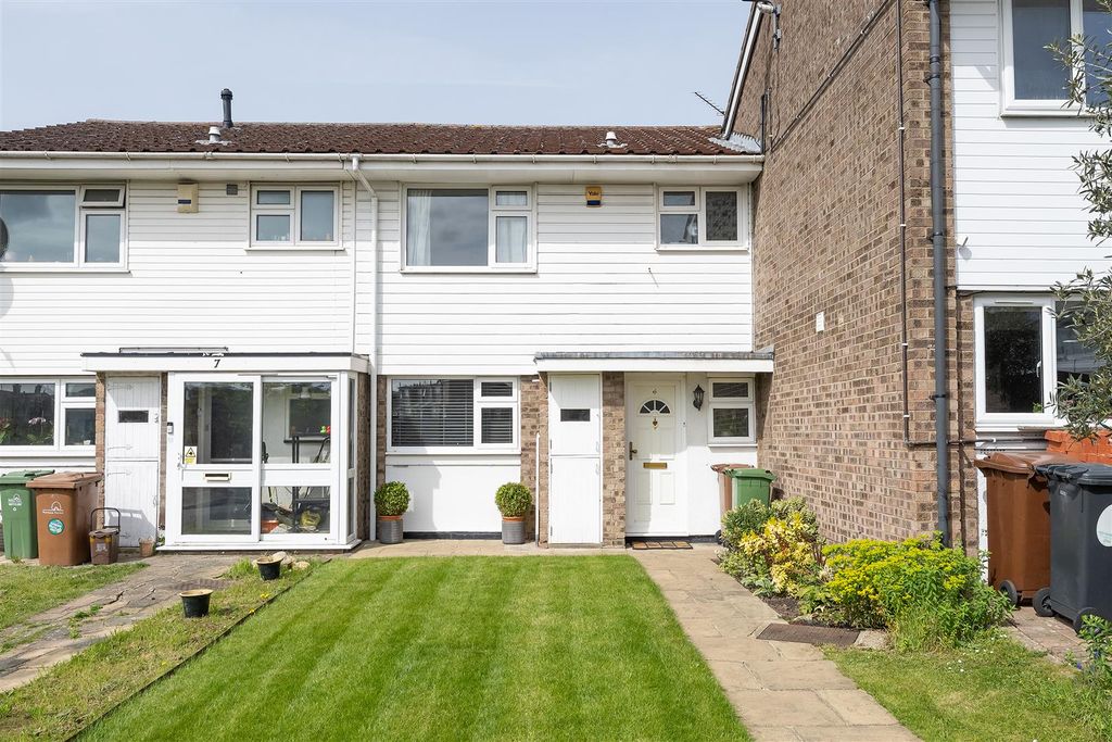 Property photo 1 of 27 Village Close, E4