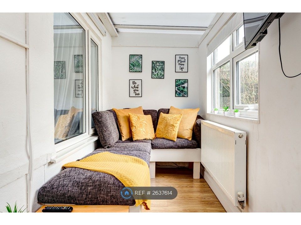 Property photo 2 of 20 Conservatory With Good Area