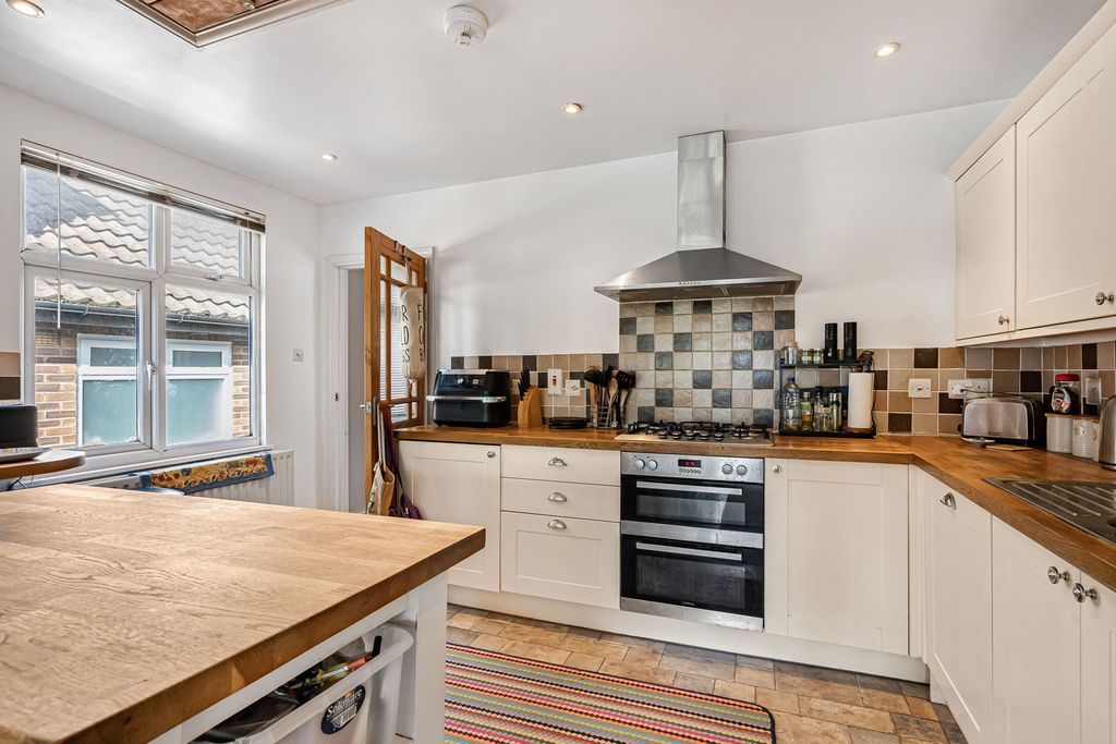 Property photo 3 of 19 Kitchen