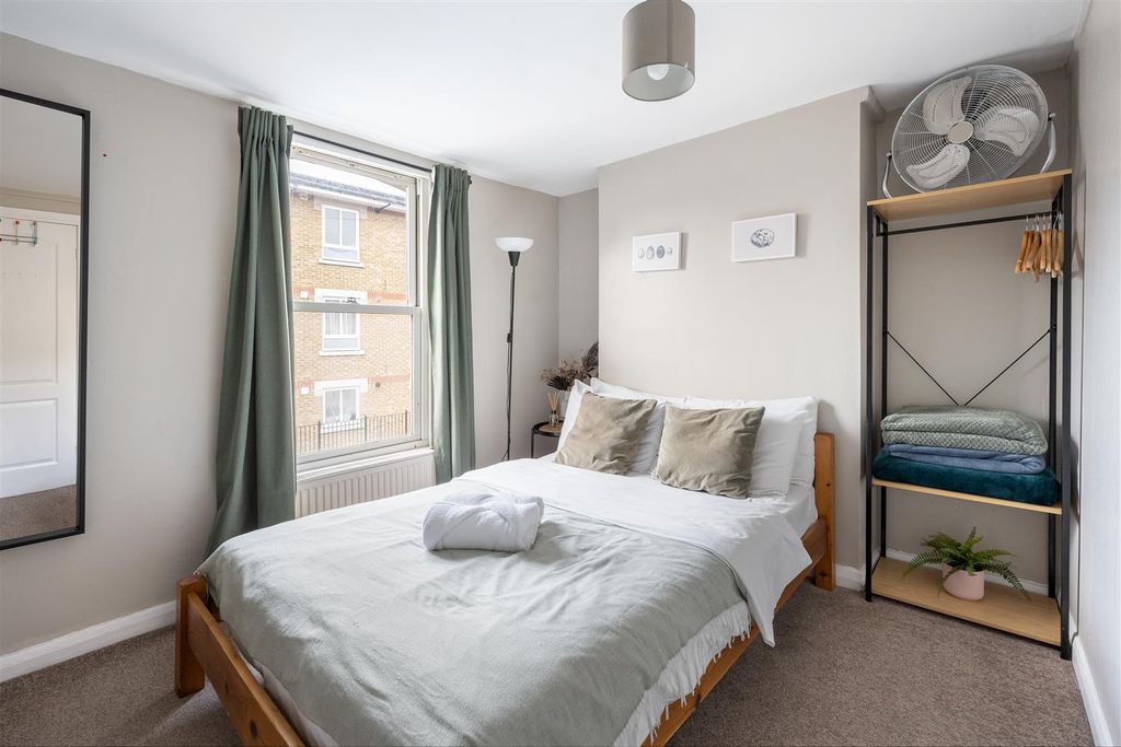 Property photo 3 of 19 Hadleigh Street, E2