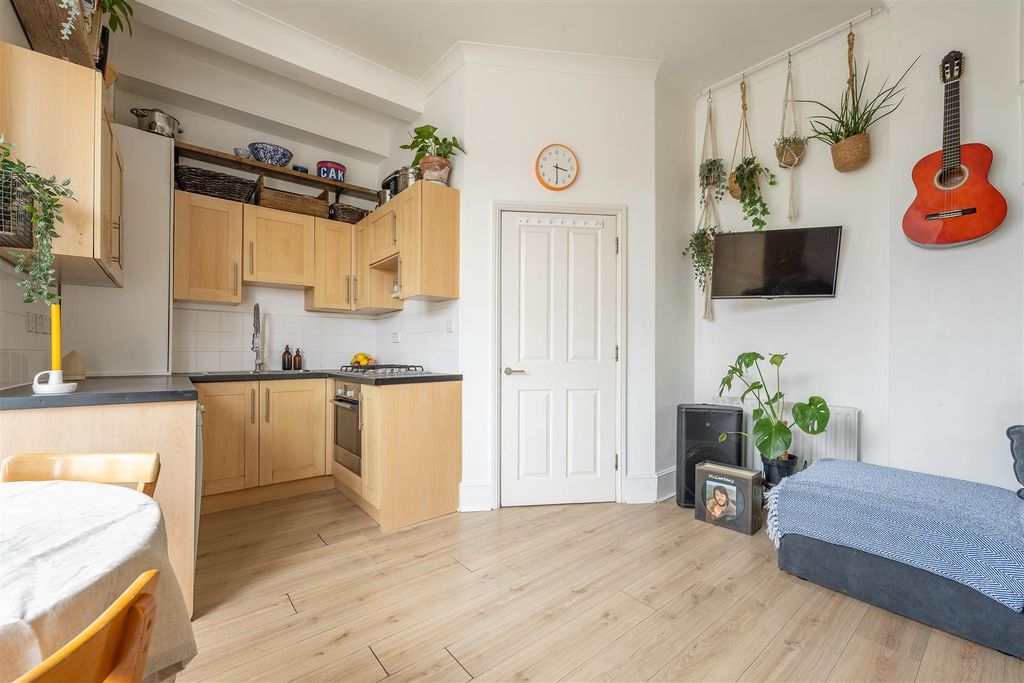 Property photo 2 of 20 Handsworth Ave, E4