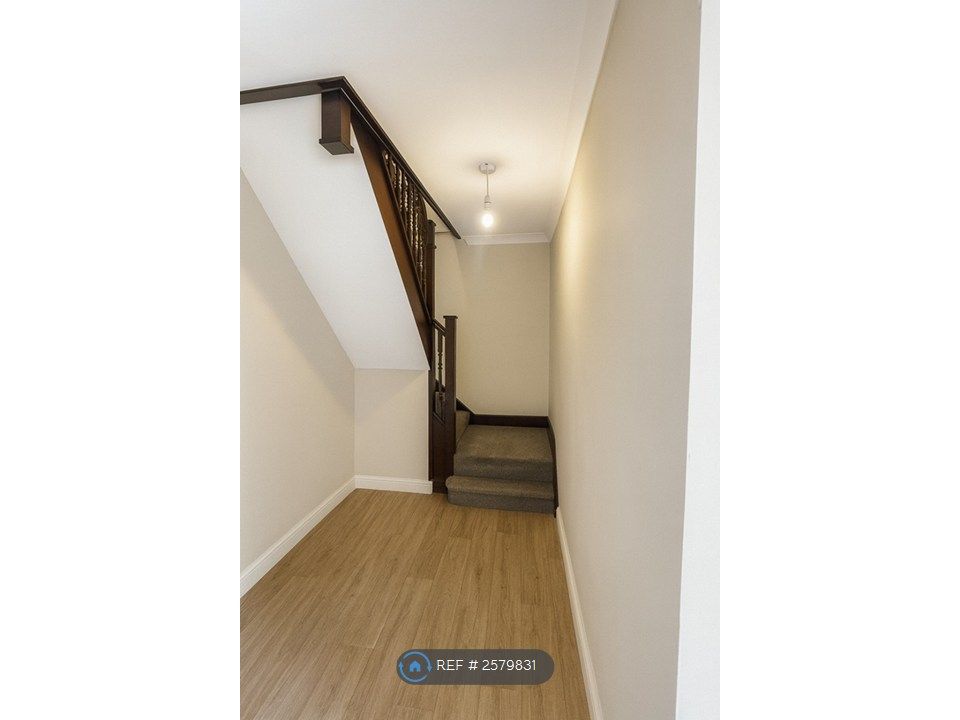 Property photo 3 of 6 Main Hallway