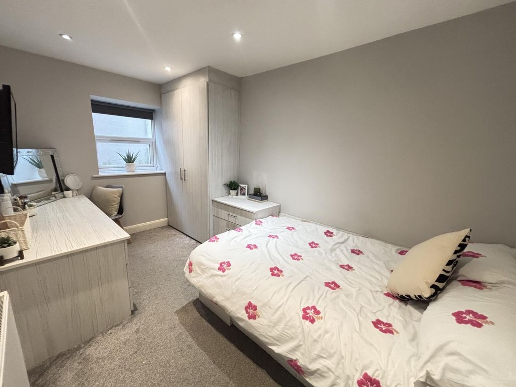 Property photo 2 of 8 A Clean And Well-Lit Bedroom Featuring A Double Be...