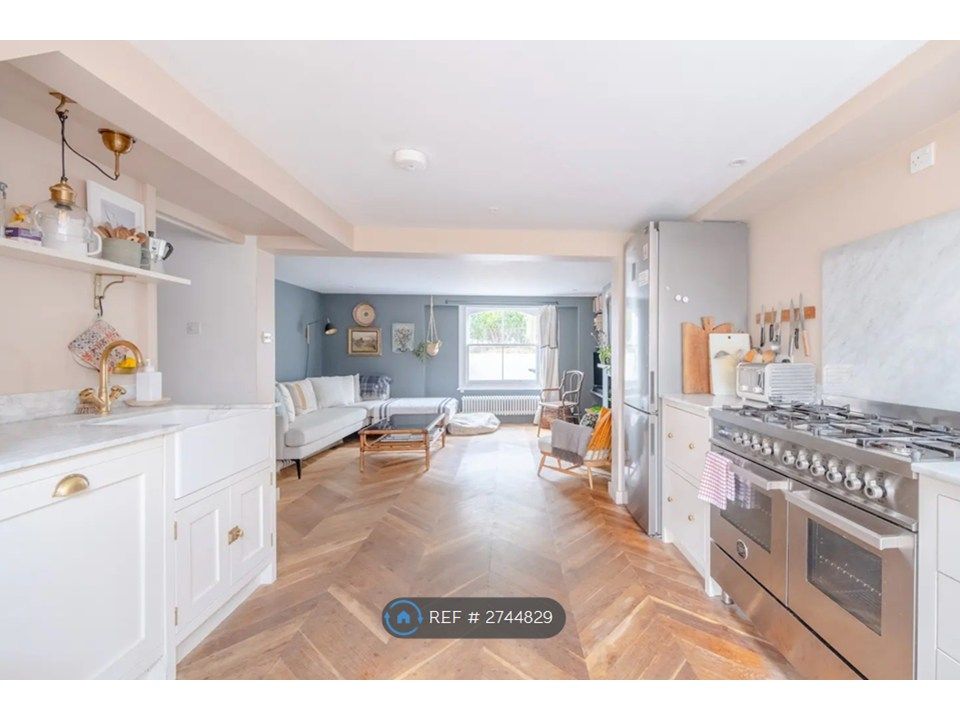 Property photo 2 of 24 Kitchen / Lounge