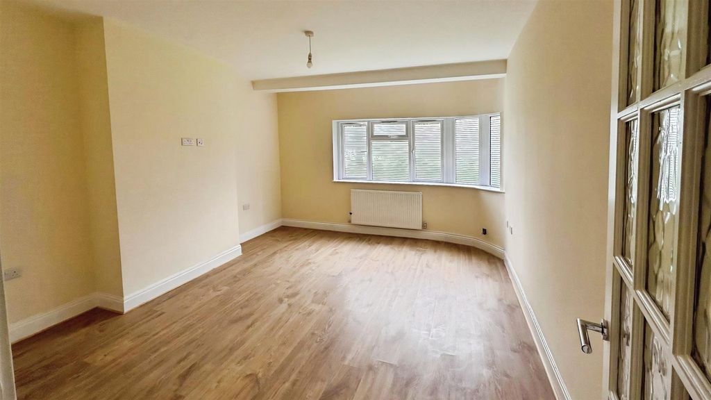 Property photo 2 of 6 A7739855-Lving.Jpg