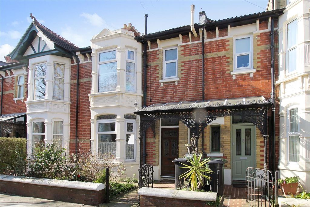 Property photo 2 of 19 Clovelyy Fs.Jpg