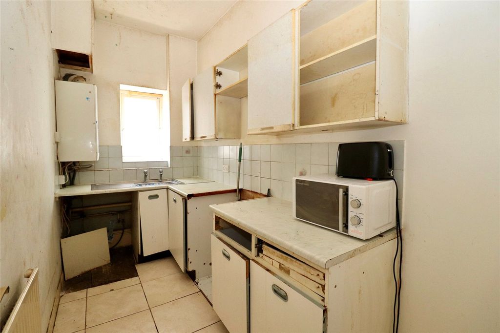 Property photo 3 of 8 Kitchen