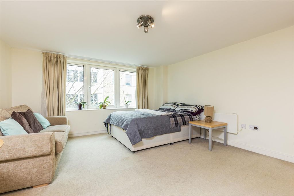 Property photo 1 of 7 Lettings Fulham Farm Close - Bedroom Reception.Jpg