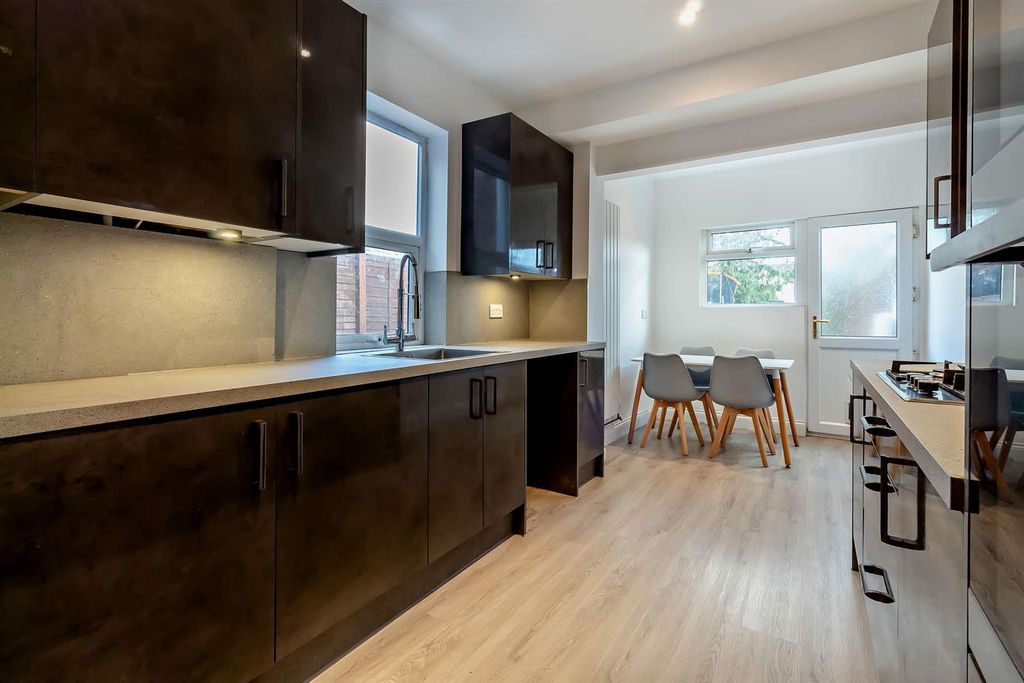 Property photo 2 of 17 8676096-Interior08-800.Jpg