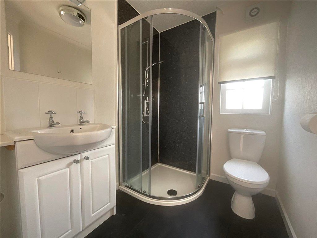 Property photo 3 of 10 En-Suite Shower Room