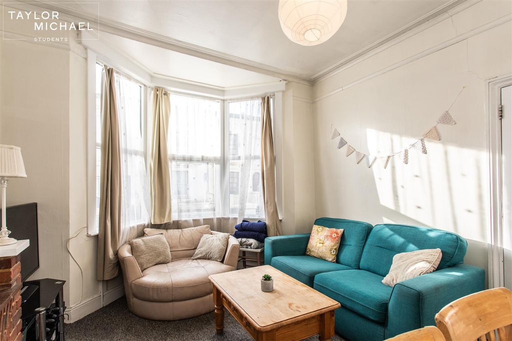 Property photo 3 of 21 Living Room