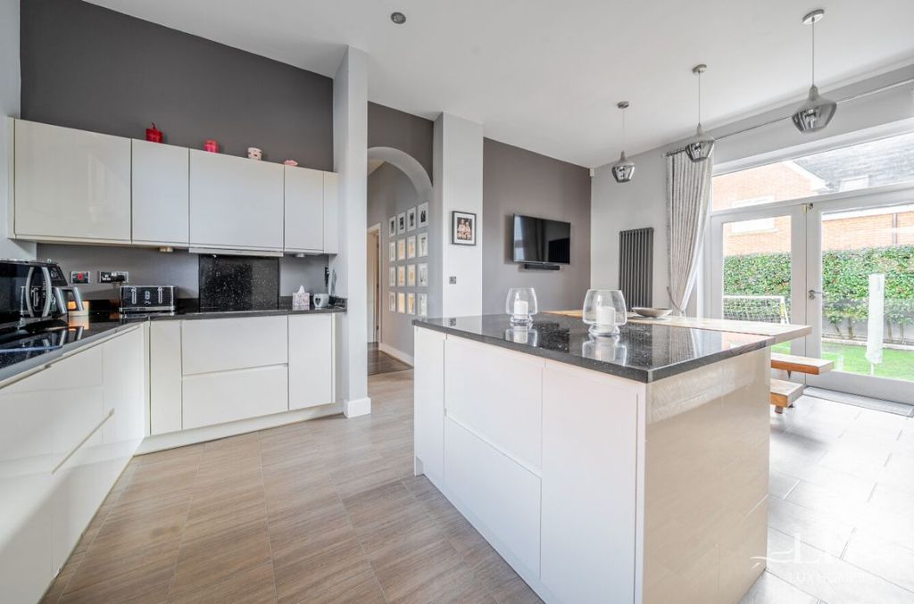 Property photo 3 of 21