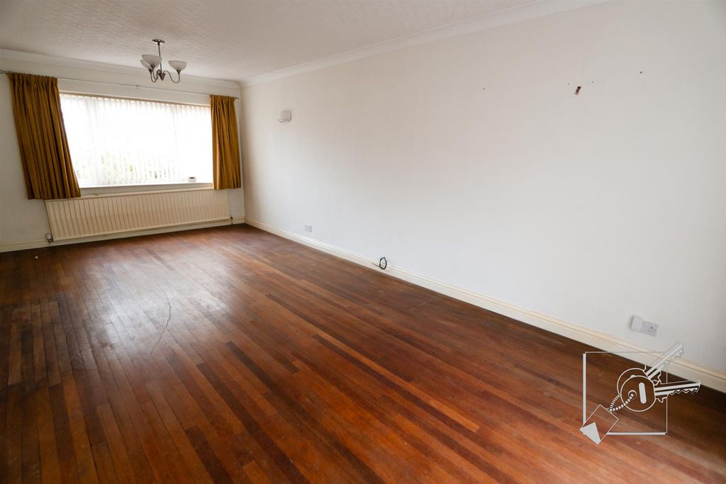 Property photo 3 of 25 Lounge