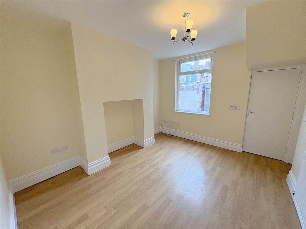 Property photo 1 of 6 Bedroom
