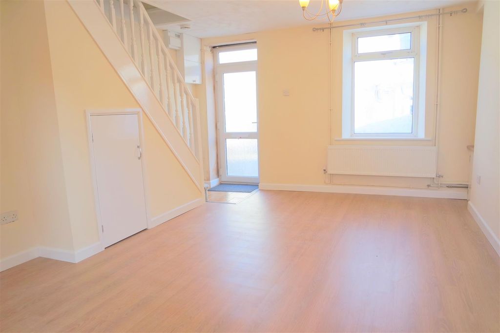 Property photo 3 of 8 Sam_9105.Jpg