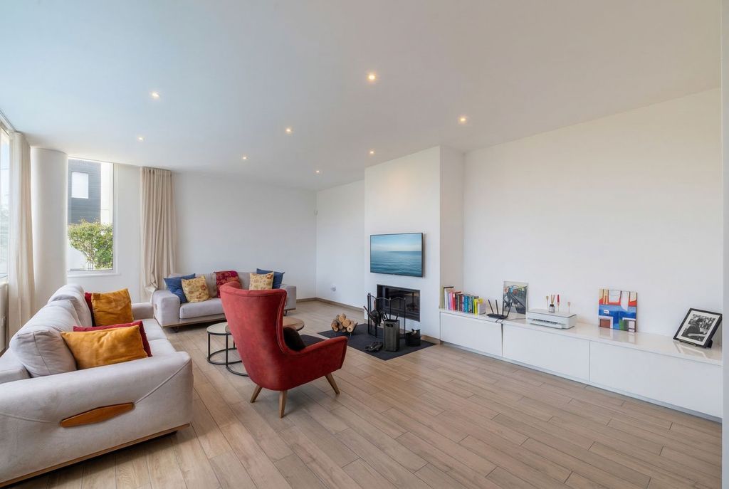 Property photo 2 of 30