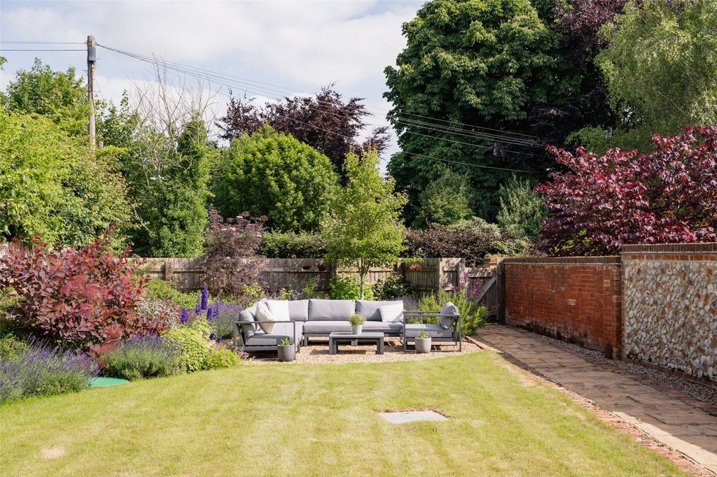 Property photo 2 of 14 Gardens