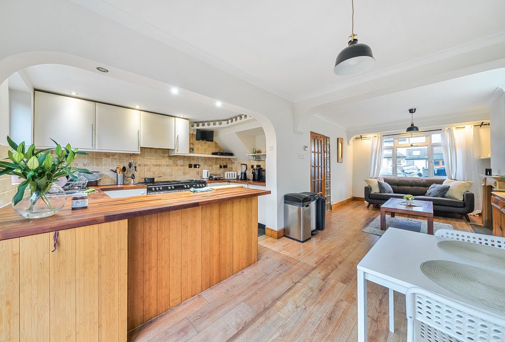 Property photo 1 of 11 1396904-12-6963Fc...