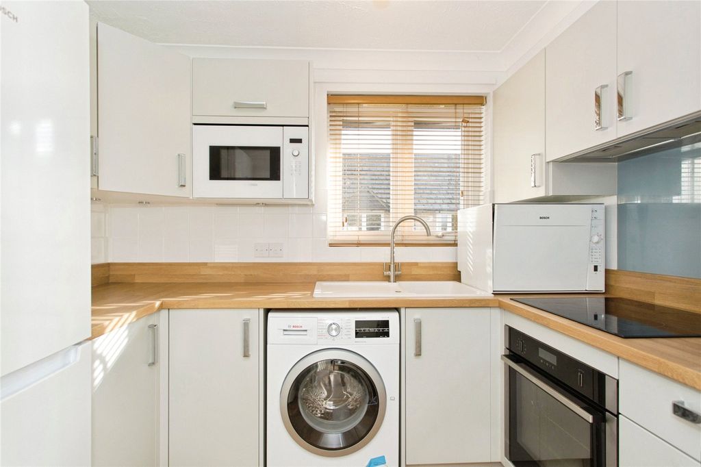 Property photo 3 of 10 Kitchen