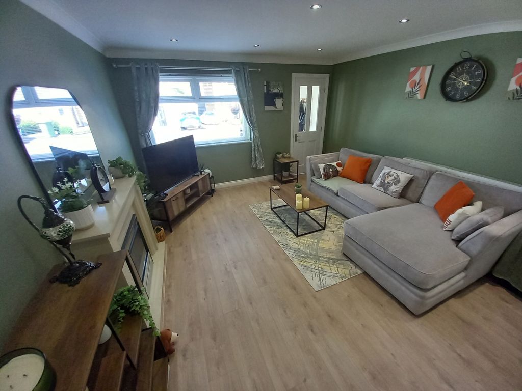 Property photo 3 of 14 Lounge