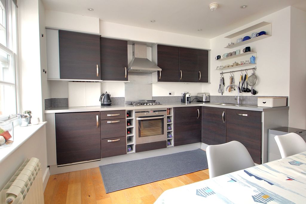Property photo 3 of 10 Kitchen