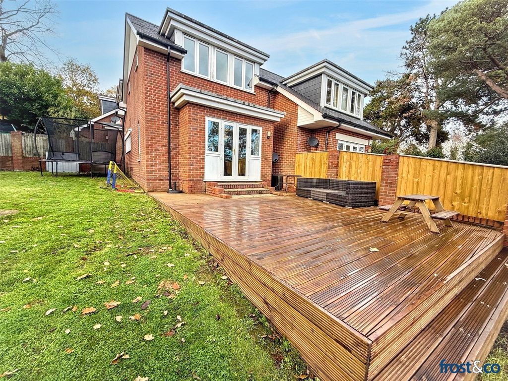 Property photo 1 of 17 Sycamore Mews