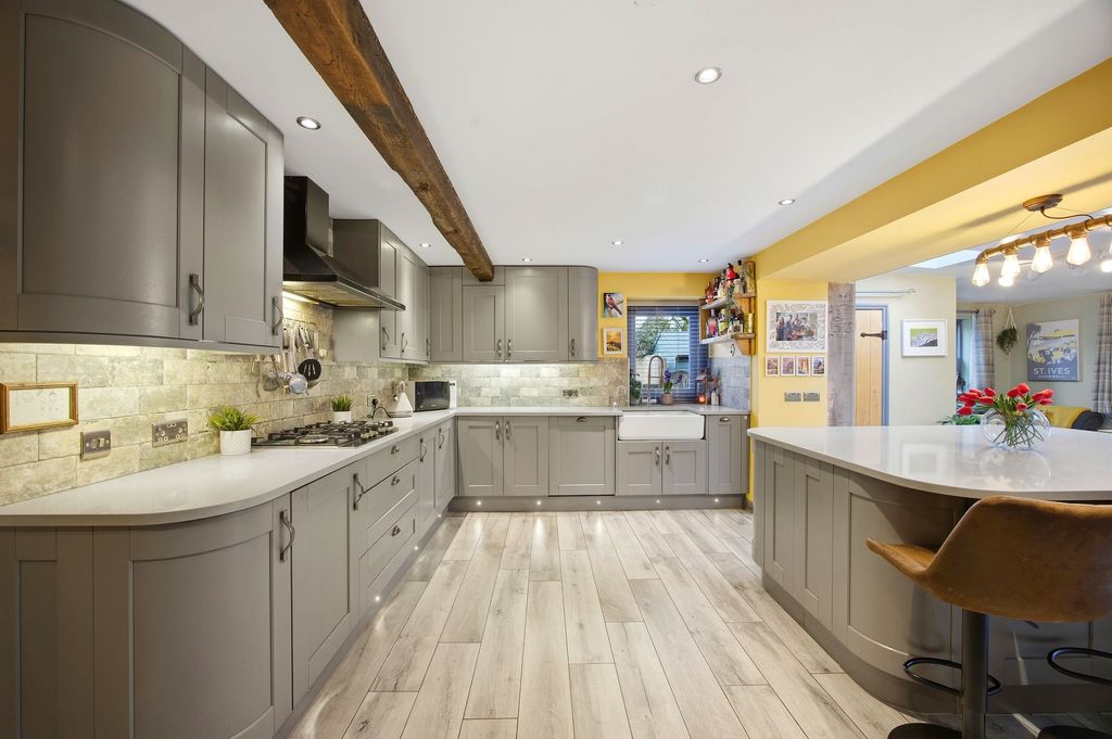 Property photo 3 of 35