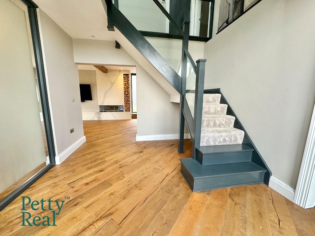 Property photo 2 of 30 D9F159Ff-A8E8-46Fb-8813-Edc265D6Ffdf.Jpeg