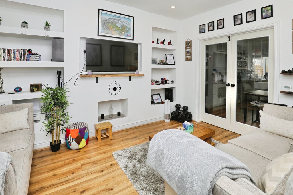 Property photo 3 of 15 Lounge