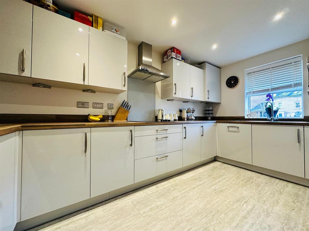 Property photo 3 of 22 Kitchen