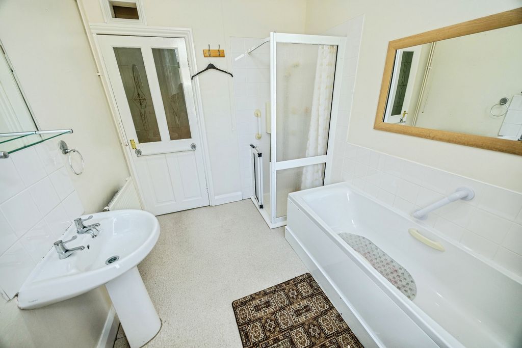 Property photo 3 of 16 Bathroom