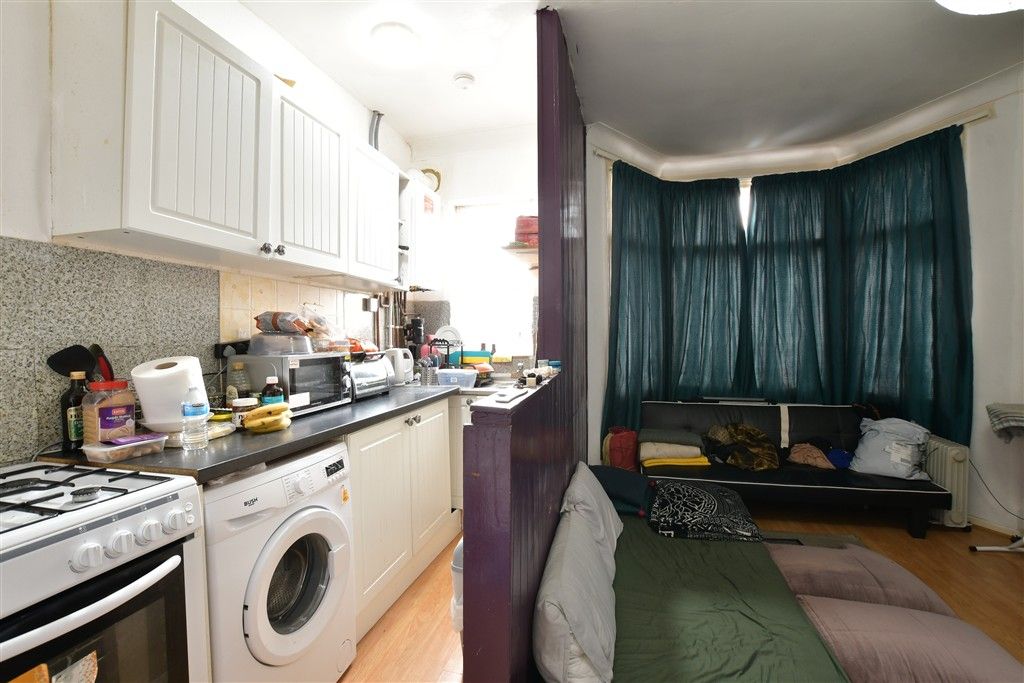 Property photo 3 of 5 Living Room/Kitchen